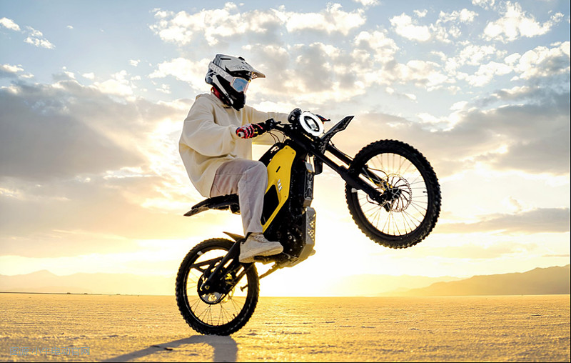 雅迪控股2023年营收347.63亿元毛利率下滑 经销商数量与应收账款同步增长