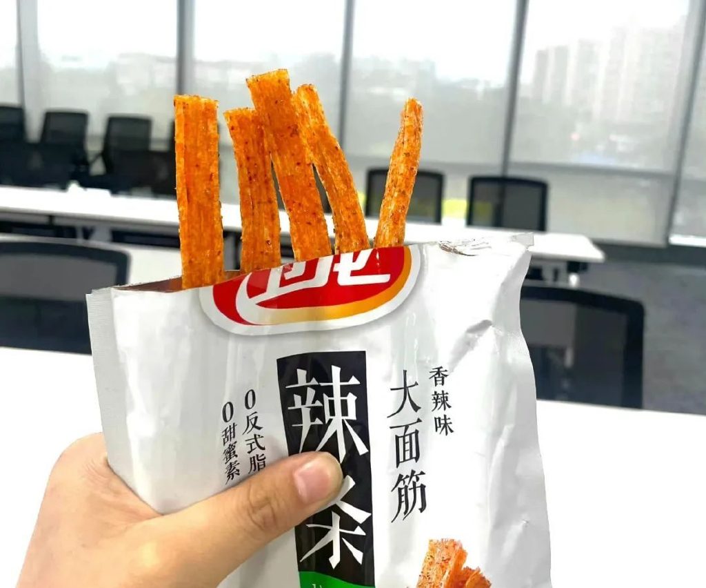 卫龙辣条销量又“凉了”:去年销量下滑近20%,比2021年少卖了近7万吨
